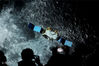 奔月的“嫦娥”、落月的“玉兔”、飞天的“神舟”，指路的“北斗”，宇宙中有无尽的财富在等待着我们去挖掘。2021年1月18日，北京，屏幕显示了嫦娥五号任务飞船的镜头。