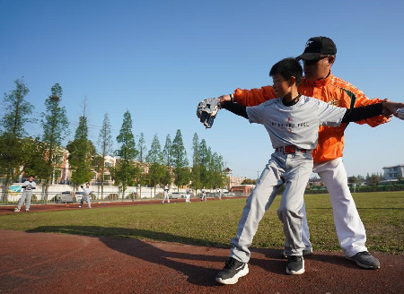 Pic story of primary school baseball coach in Jiangsu