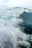 2021年4月1日上午，舟山市定海区金塘风电场17台机组穿云驾雾在海风的作用下缓缓转动，源源不断地输送着清洁能源。2020年金塘风电场共有5226万度清洁电能输入国家电网，理论计算可减少二氧化碳排放约5.33万吨，节省标煤约2.1万吨，今年一季度已发电1362万度。