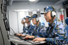 2020年5月2日，中国海军第35批护航编队官兵在操控台上发出指令。江山/人民视觉