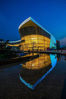 烟花三月，位于明月湖畔的中国扬州运河大剧院成了游客和市民最爱的网红“打卡”地