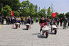 2021年4月29日，江西宜春，万载县三兴镇恒晖大农业农耕馆，学生们在体验传统农耕推独轮车过障碍。