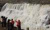2021年4月28日，山西临汾，游客在吉县黄河壶口瀑布景区游览观瀑。