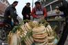  2012年4月4日，市民正在安徽省亳州市区街头一家烧饼摊前买柳条子串烧饼。
