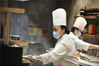 2021年3月6日，北京新国贸饭店，女厨师高宁在三五堂餐厅内为客人准备晚餐。