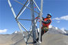 2020年11月4日，西藏山南供电公司输电运检中心的工作人员和安徽省电力有限公司援藏帮扶人员在海拔5548米的蒙达拉山110千伏洛（扎）浪（卡子）I回输电线路197号铁塔开展线路特殊巡视，保障山南电网安全“迎峰度冬”。
