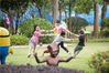 2021年4月5日，小朋友们在广西梧州市玫瑰湖彰泰儿童乐园草地上欢快地游玩。