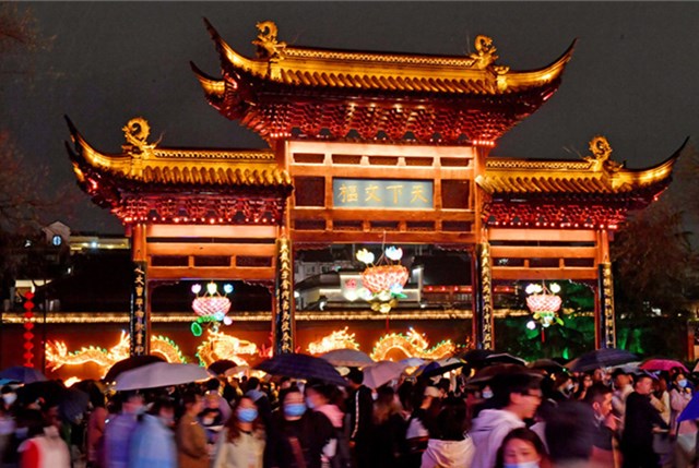 清明小长假首日 南京夫子庙景区接待人数达33万人次