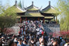 2021年4月4日，清明节假期第二天，江苏省扬州市迎来旅游旺季，江苏扬州瘦西湖风景区游人如织，优美的环境和多种民俗表演吸引了众多市民和游客踏青游玩。来源：IC photo