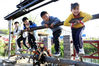 2021年4月4日，小朋友们在江苏省扬州市宝应县夏集镇桃花源景区里踩水车。沈冬兵/IC photo
