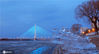 2021年4月5日，黑龙江省哈尔滨市，春暖，松花江道外江段开始跑冰排，夕阳下，岸边冰块呈现出迷人的金色、黄色与金黄色。一块块大大小小的冰排顺流而下，从哈齐高铁特大桥与滨洲桥到松浦大桥，在相机的慢速快门中，江面上拉出一道道长长的冰线，气势汹涌。来源：IC photo
