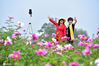 2021年4月7日，游客在四川省内江市资中县渔溪镇五指山农旅康养生态园内观赏芍药花。