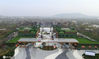 2021年4月8日，江苏扬州，游客在扬州世园会里游览。