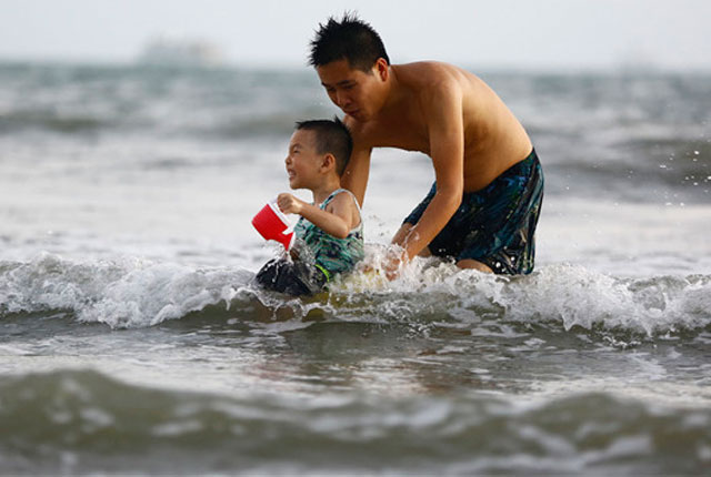 海南三亚：市民游客三亚湾戏水享清凉