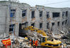 
2008年5月17日，四川德阳，什邡市蓥华镇化工厂大楼被地震挤压。