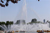 2021年5月1日，南京玄武湖公园，梁洲处湖面上的音乐喷泉在音乐中冲起高低不一的成排水注，如瀑布般组合成美丽造型。