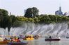 2021年5月1日，南京玄武湖公园，梁洲处湖面上的音乐喷泉在音乐中冲起高低不一的成排水注，如瀑布般组合成美丽造型。