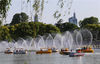 2021年5月1日，南京玄武湖公园，梁洲处湖面上的音乐喷泉在音乐中冲起高低不一的成排水注，如瀑布般组合成美丽造型。视觉中国 编辑/陈进