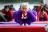 2017年3月24日，湖北省襄阳市，75岁的“瑜伽奶奶”康光英在老年大学给学员们上瑜伽课。2007年，“瑜伽奶奶”康光英在襄阳老年大学创立了瑜伽班，担任瑜伽老师10年，学校瑜伽班由2个班发展到了25个班。杨东/视觉中国