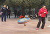 2017年12月29日，郑州市碧沙岗公园内，一位七旬老人舞动着一个比洗脸盆还大的空竹上下翻飞。签约供稿人/视觉中国