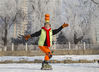 2018年2月6日，吉林省吉林市最低气温-27°C，松花江畔银装素裹，多次上过央视的“飞翔奶奶”脚蹬轮滑头顶面瓜在松花江畔健身锻炼观赏雾凇美景。朱万昌/视觉中国