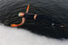 2020年1月14日，长春，65岁的张敏石老人在冬泳。他把冬泳和吟诗唱戏结合在一起，真正做到了身体和大脑的全方位锻炼。Vivian liu/视觉中国