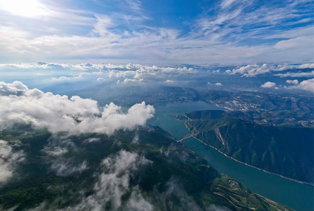 重庆：巫峡云海景观吸引游客观赏