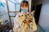 2016年1月11日，广东省惠州市，95后惠州妹子张诗琦（昵称：17），不仅长得漂亮更是个聪明的女孩儿，还在读大学的她已经是27只宠物猫的“麻麻”了。为了得到更多的资金给予猫宝贝们更好的照顾，她竟能从养猫中发现商机，自己学起配种，将名贵宠物猫诞下的小猫悉心呵护，待到毛色光泽后传到朋友圈卖给真正爱猫之人。一时间在养猫界里也算得上是个小名人儿了。