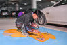 2021年3月10日，四川省成都市，四川音乐学院大三学生段嘉龙，在锦江区一小区地下停车位为客户个性化涂鸦车位。来源：视觉中国