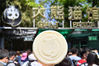 2021年5月2日，游客持熊猫文创雪糕在北京动物园拍照。当日是“五一”假期的第二天，众多游客在此乐享假期的休闲时光。