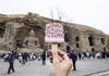 2021年5月3日，山西省大同市，游客在世界文化遗产——云冈石窟用“同款”文创冰棍拍照留念。来源：视觉中国