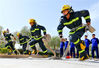2021年5月3日，甘肃张掖，消防救援支队的青年正在刻苦训练。