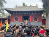 2021年5月3日，五一长假第3天，河南登封少林寺景区内游客络绎不绝。冯广纳/视觉中国