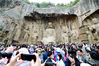 2021年5月3日，河南洛阳，龙门石窟景区内游客人流如织。张怡熙/视觉中国