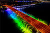 2021年5月5日，夜幕降临，浙江省金华市金东区音乐喷泉景观大桥伴随轻缓的音乐，和不断变幻的灯光变得异常艳丽，吸引市民休闲观赏。