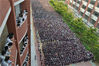 2018年6月5日，江苏宿迁。2500多名高一高二的学生们通过喊楼的方式，为即将奔赴高考考场的1300多名高三学长助威加油。