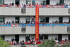 2018年6月5日，杭州。浙大附中高一高二的1000余名学生集体喊楼，放飞写满祝福语的五彩纸飞机，为即将高考的学长学姐鼓劲加油。
