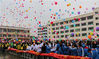 2019年3月18日，在广西忻城县高级中学举行的2019届毕业班高考誓师大会上，高三学生在放飞自己梦想。