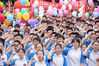 2020年7月3日，江西吉安，遂川县遂川中学举行高考出征誓师大会，为高三学子鼓劲加油。该校高三学子宣誓后，手持励志橫幅和海报，经过“德胜门”，满怀信心，决胜高考。

