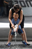 2017年6月16日，一对母子在北京银河soho戏水玩耍。崔楠(摄影部)/中新社/视觉中国