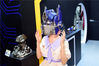 2021年6月13-14日，上海，全球著名的手办模型展Wonder Festival在新国际博览中心举办。WF是世界上规模最大最专业的手办模型展，迄今已有37年历史。一位女观众试戴变形金刚擎天柱造型的头盔。周游/视觉中国