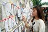 2021年6月17日，游客在江苏苏州山塘街开辟的“留言区”看和书写“心语”。