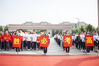 2019年6月3日，山东滨州市渤海中学举行2019届高三学子毕业典礼及高考壮行仪式，学生举着“高考必胜”的牌子。傅琨/视觉中国