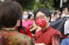 2020年7月7月7日上午，广州，在华南师范大学附属中学考点，家长戴着印有“高考必胜”字样的口罩在人群中特别醒目。张冠军/南方视觉/视觉中国
