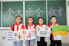 2021年6月21日，在江苏南通如皋市安定小学，学生们在展示制作的宣传手抄报。
