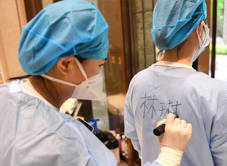 Volunteers deliver food, necessities for people under home quarantine in Guangzhou