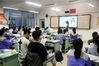 2020年6月3日晚，在江苏连云港高级中学教学楼教室里，即将参加高考的学生在上晚自习。