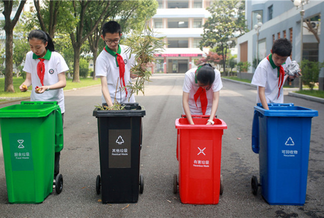 江苏扬州：垃圾分类进校园 迎接世界环境日