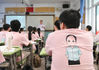 2021年6月4日，安徽合肥一中高三年级教室，学生们集体穿着带有班主任卡通形象的服装上课，表达对老师的感谢之情。 中新社记者 韩苏原 摄　