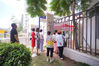 2021年6月7日，2021高考语文考试收卷后，广东惠州中学考点的考生们到围墙铁栏旁，一边享用